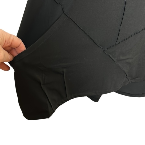 Liv Habitat tunic women medium.Black ,V-neckline,long sleeves  ,curved hem .NWOT - Picture 11 of 13